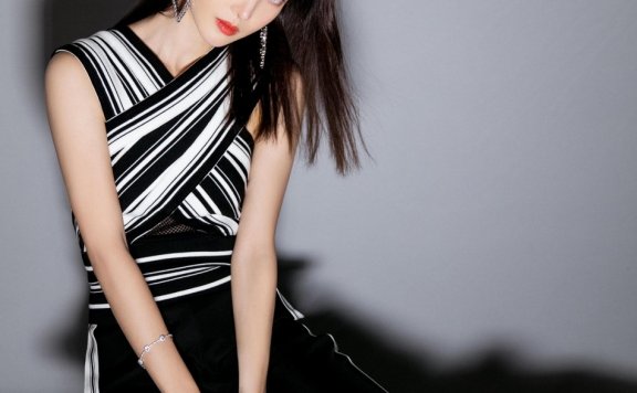 金晨助阵Tadashi纽约秀场 黑白条纹装气场全开