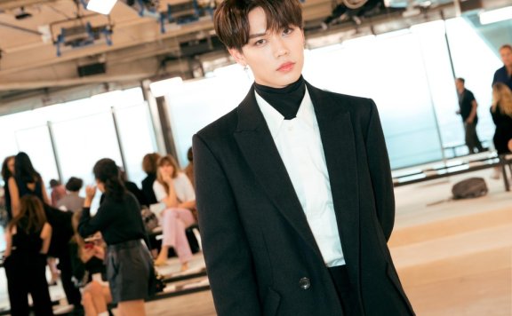 林彦俊亮相纽约时装周Longchamp秀场 简约黑白化身时髦型男