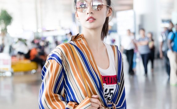 李沁学院风现身机场 衬衫配学院包轻松灵动