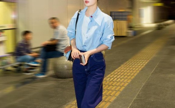 李沁启程米兰时装周 随性搭配成就一抹清爽