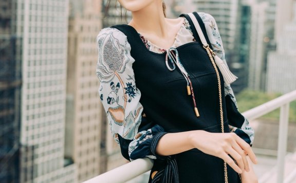 娜扎助阵Tory Burch大秀 印花裙甜美俏皮