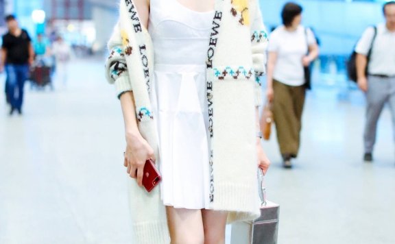 宋茜穿小白裙现身机场 香肩迷人