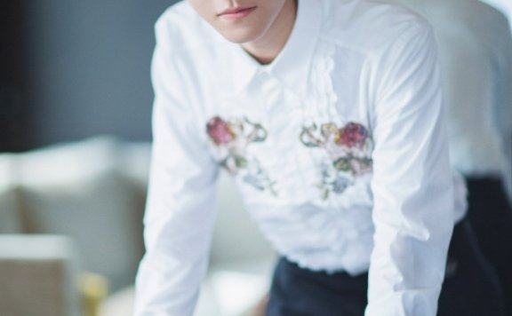 王俊凯戴眼镜演绎斯文 单手扶窗站姿酷帅十足