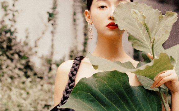吴谨言登VOGUE Me大片 魏姐置身悠远院落上演一出「游园惊梦」