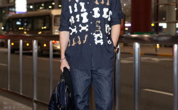 吴秀波启程米兰时装周 装饰衬衫潮叔范儿十足