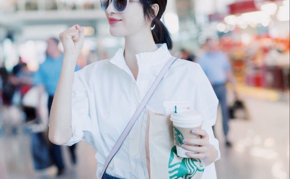 张俪机场秀长腿 白衬衫配牛仔少女感十足