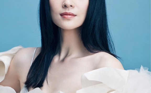 章子怡深V裸背登封面 大秀性感身材