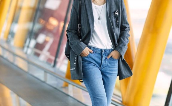 周笔畅启程纽约时装周 西装短靴帅气出行时尚满分