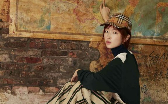 周冬雨再登银十封面 率性演绎N种生活方式