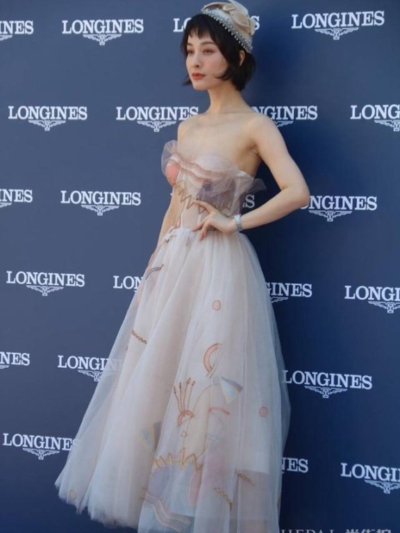 同是薄纱长裙吴昕却在气质上输给了唐艺昕,看来还是没学到精髓啊