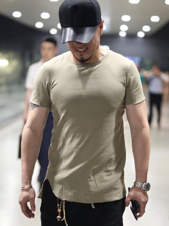 46岁杨坤竟身穿简约私服玩街拍,胸肌实在太抢眼