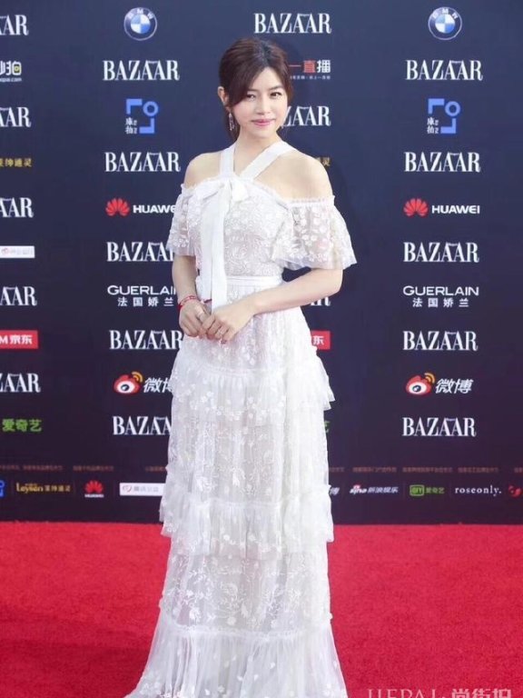 陈妍希穿连衣裙+牛仔外套,依然是那个青春少女