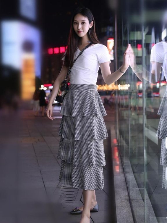 街头这样穿，小姐姐们的搭配都时尚曼妙