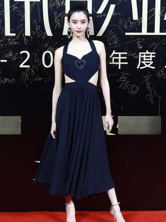 奚梦瑶侧身秀美背却忘打白,和脸比色差也明显了吧!