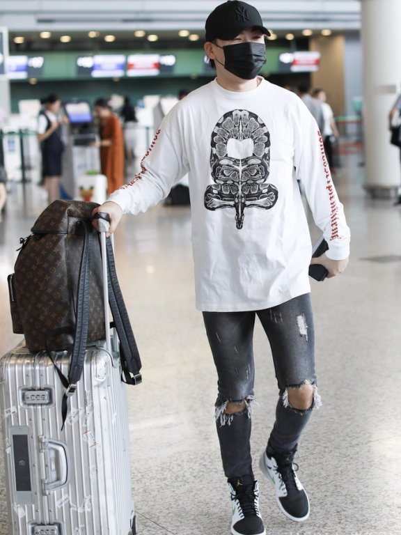 胡彦斌遮挡严实现身机场 潮装搭配范十足