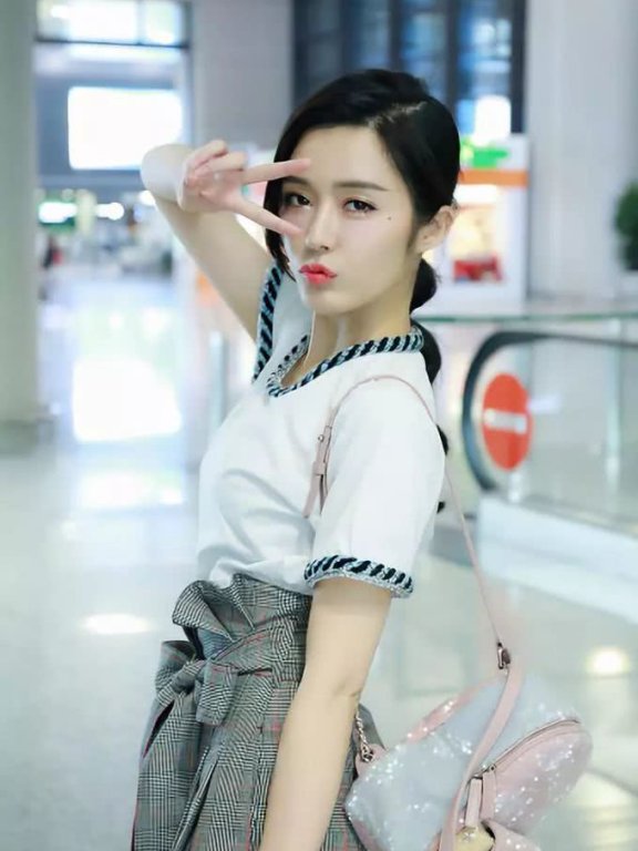 汤晶媚现身上海机场,甜美嘟嘴比剪刀手,挡不住的少女感