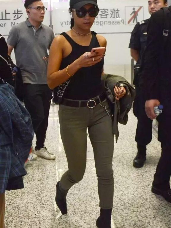 吉克隽逸紧身裤穿的好用力,但上半身更抢眼,穿背心像个壮汉!