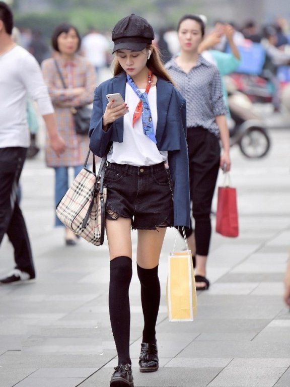 国内街拍 身材高挑的美女群芳斗艳