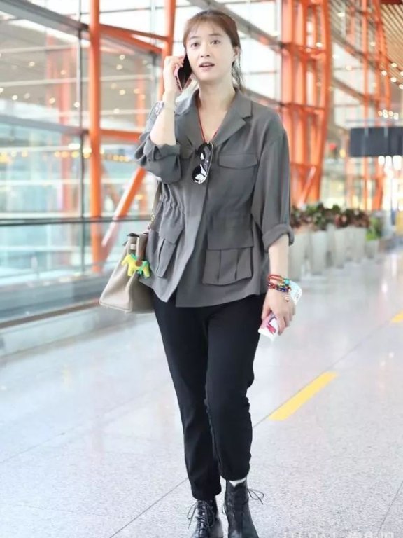 蒋欣近期机场街拍，不追求骨感美，穿着自信舒服！