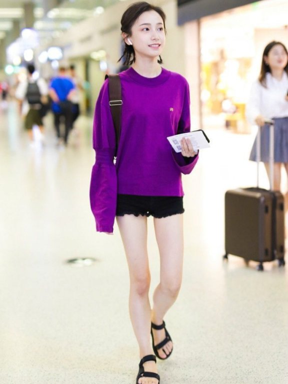 明星初秋机场街拍 “紫薯衣”富察皇后、明玉小可爱都在穿！