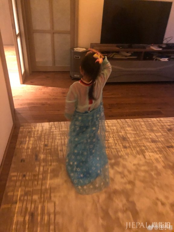 汪小菲晒女儿背影照发感慨 小玥儿变成大姑娘了
