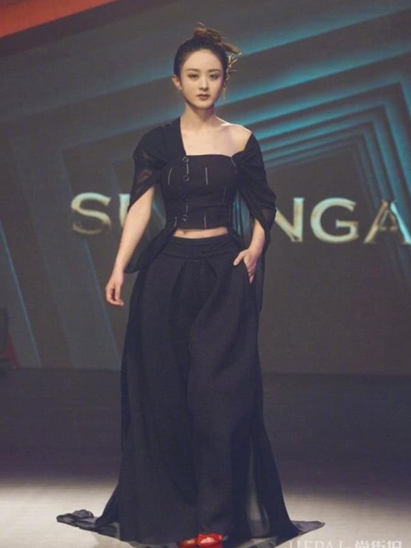 赵丽颖不好好扎丸子头,穿黑纱大摇大摆,女神美美的