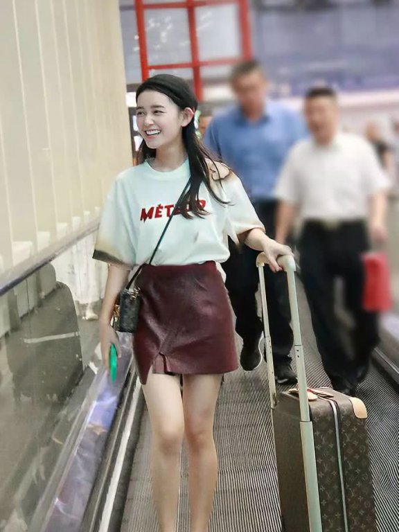 蒋依依的侧面笑容照像极了热巴!不管穿什么,笑容依旧是亮点