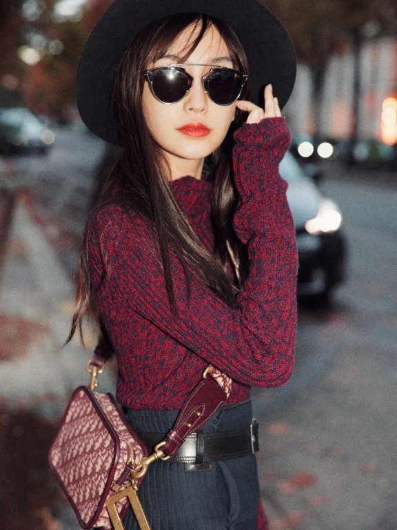 Angelababy巴黎街拍公开 复古摩登风格时尚感十足