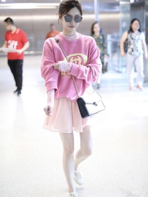 江疏影机场街拍,这一身粉色装扮真是“嫩出水”了