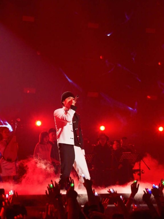 吴亦凡最新写真演绎中国风  黑白拼色唐装也很嘻哈范
