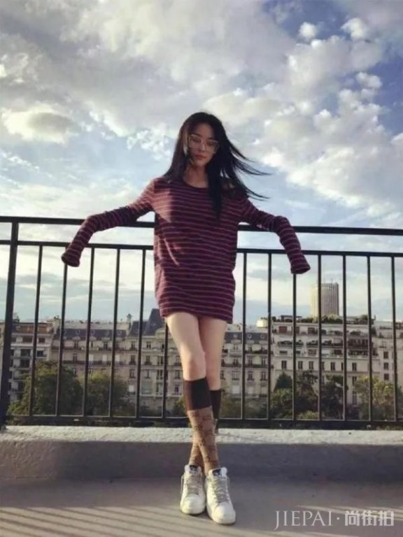 张馨予婚后秀美腿,只穿上衣玩“下身失踪”