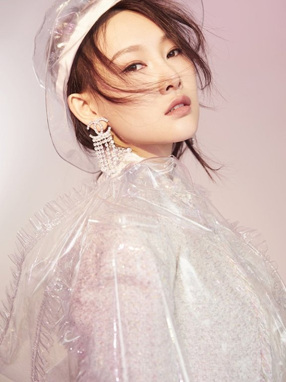 李昕岳《反贪风暴3》票房破两亿 新写真展现反转梦幻之美