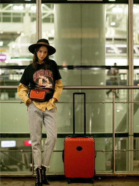 金晨纽约看秀归国 机场街拍变身摩登酷girl