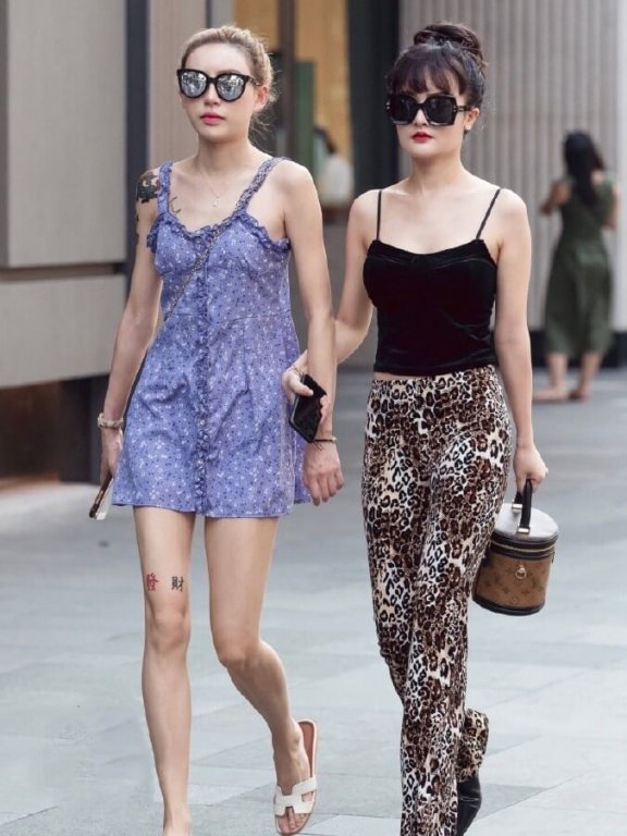 国内街拍：清新靓丽姐妹花，一个比一个会穿搭