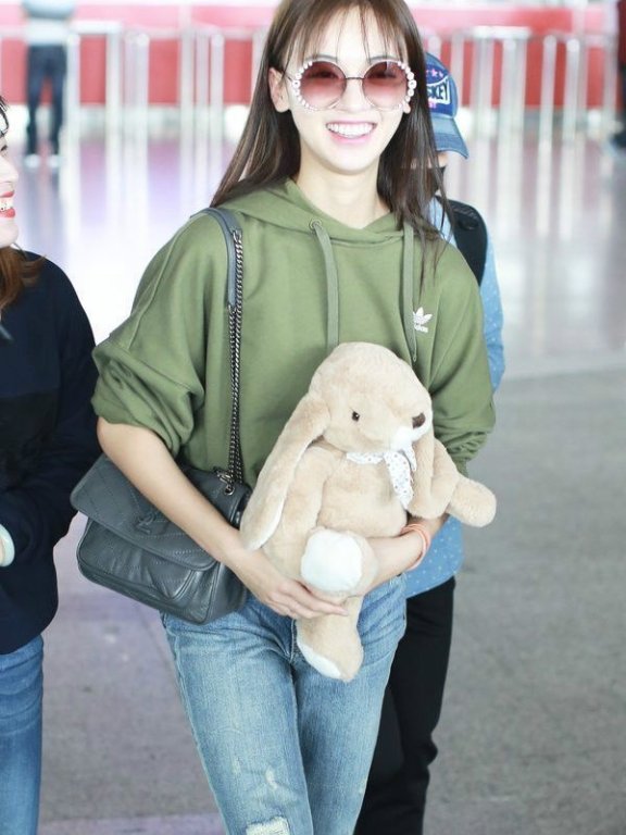 吴谨言机场穿的真随意,卫衣配牛仔裤,大学生标配轻松搭出前卫感!