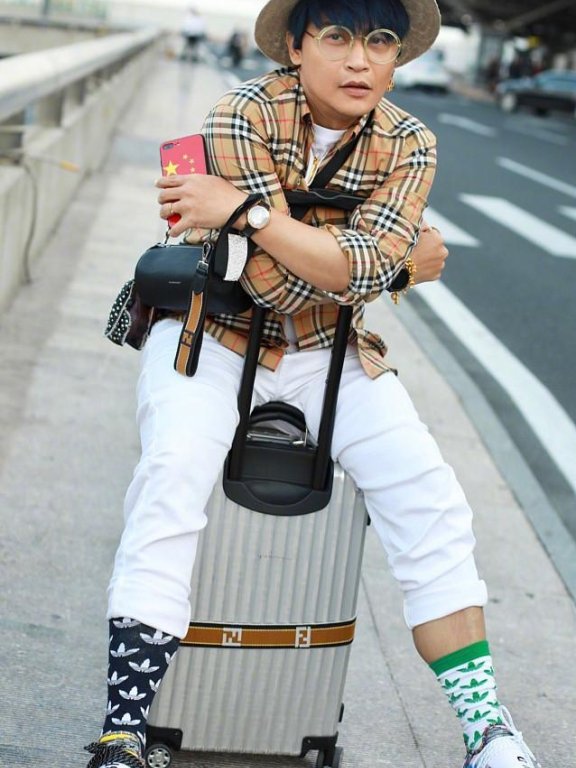 陈志朋启程巴黎时装周，九分裤配双色鞋袜亮眼十足