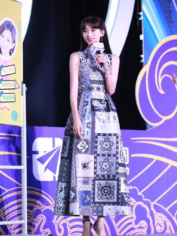 林志玲出席活动打扮保守,但一个地方让她陷入尴尬