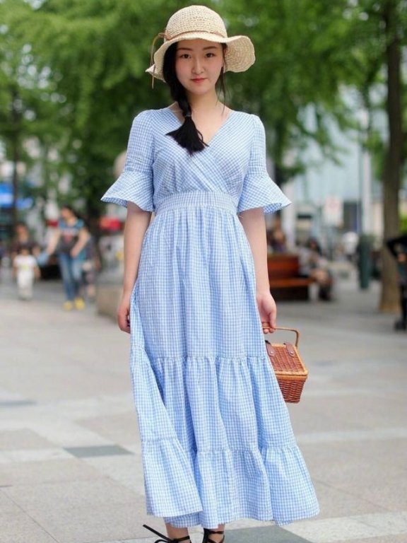 国内街拍:窈窕可人匀称的美女，靓丽青春很有画面感!