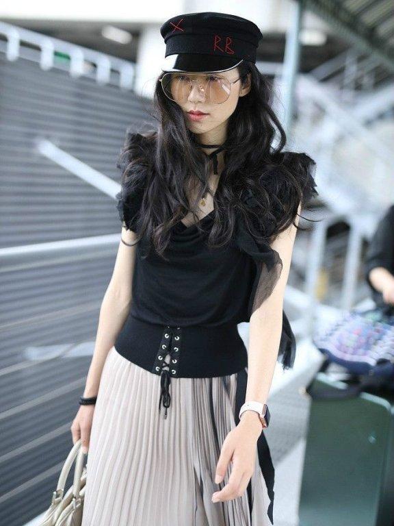 韩雪机场街拍 爆炸头配百褶裙，颓垮了！