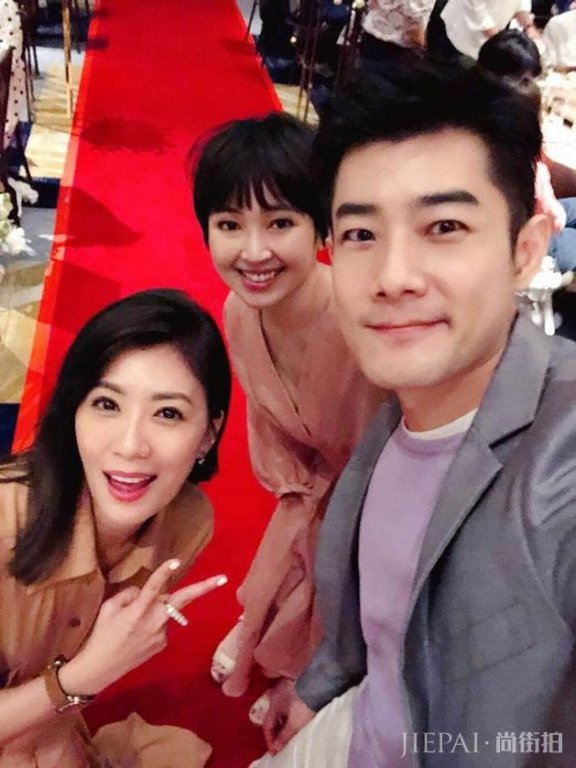 贾静雯同框施易男蔡灿得 《母鸡》引童年回忆