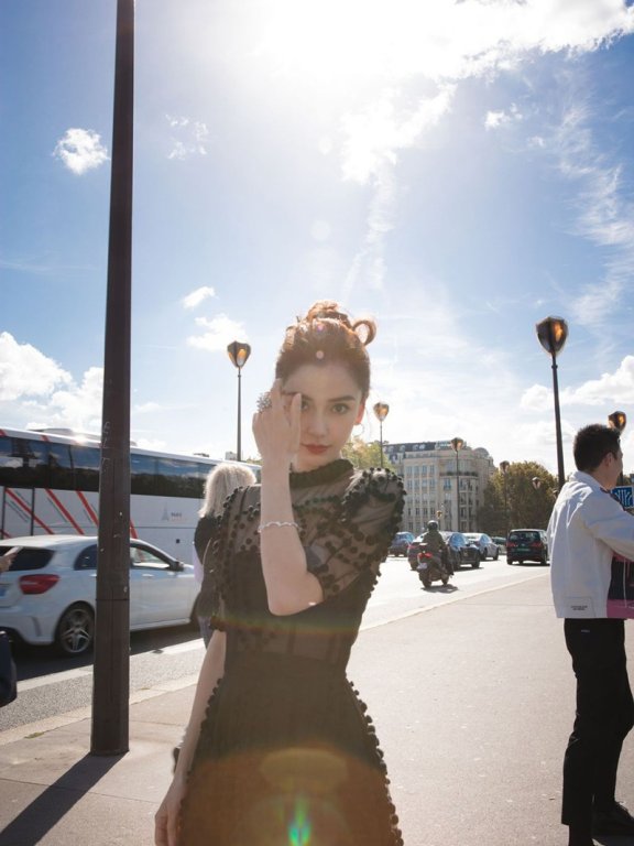 Angelababy亮相巴黎时装周 黑色蕾丝裙摩登雅致