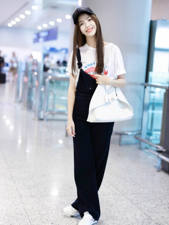 佟丽娅街拍 穿背带裤居然不系肩带,网友:幸亏胯够宽