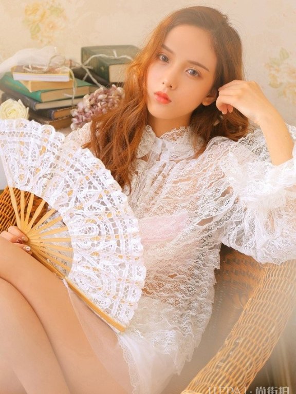 唯美诱人波纹蕾丝衫透视少女装私房写真