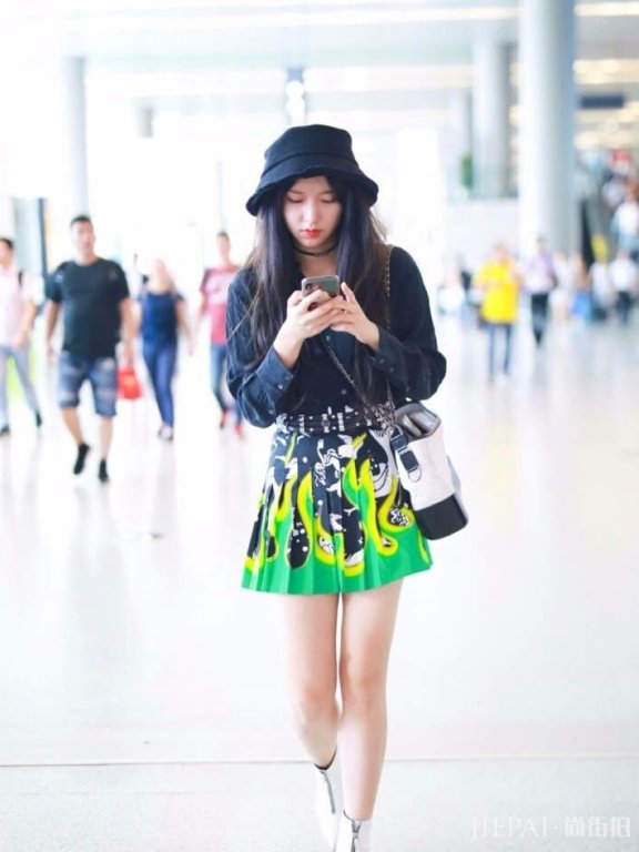 透过细节看时尚 程潇仅靠帽子就做到了扬长避短!