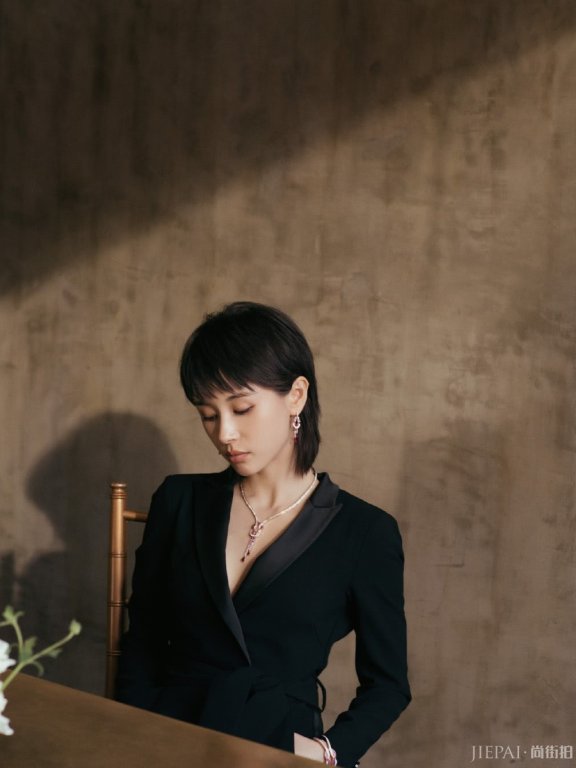 王子文真是性感,黑色西装正面玩深V,小个子女生穿衣教科书