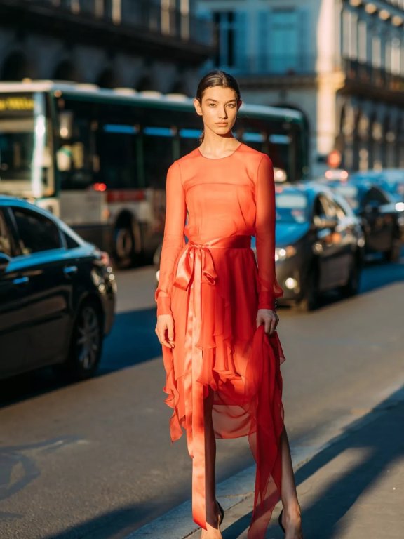 不冷不热穿什么？看街拍透视装登场