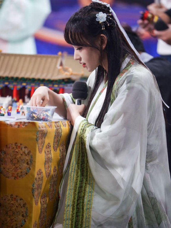 程潇《天天向上》吊环舞首秀 唯美动人如梦如幻