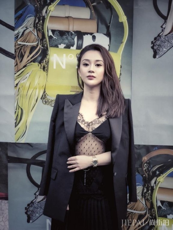 陈昱霖亮相米兰时装周  率性妩媚气场全开