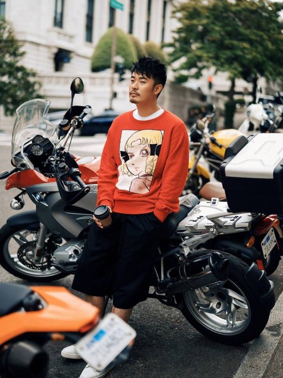 陈赫最新街拍大片曝光 卫衣配黑裤撩人“眼神杀”