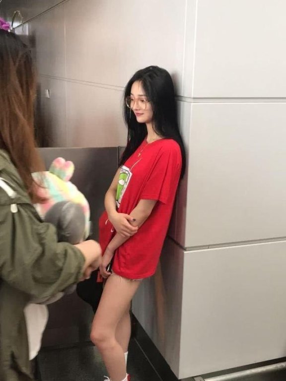 周洁琼裤裆紧成“倒三角”,大腿上还缀着很多线头,T恤都遮不住